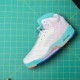 Close look Men's Jordan 5 Retro Sneakers New Drop Sneakers on Sale